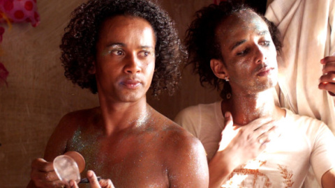 Edinha y Sabrina, preparándose para el Carnaval de Mindelo./ TCHINDAS.COM Edinha y Sabrina, preparándose para el Carnaval de Mindelo./ TCHINDAS.COM