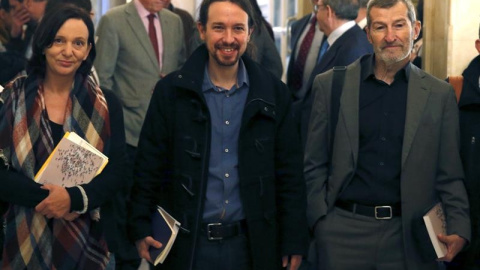El líder de Podemos, Pablo Iglesias, el ex JEMAD Julio Rodríguez, número dos de Podemos por Zaragoza, y Carolina Bescansa, secretaria de Análisis y Programa, a su llegada al hotel de Madrid donde participaron en un desayuno informativo. El líder de Podemos, Pablo Iglesias, el ex JEMAD Julio Rodríguez, número dos de Podemos por Zaragoza, y Carolina Bescansa, secretaria de Análisis y Programa, a su llegada al hotel de Madrid donde participaron en un desayuno informativo.