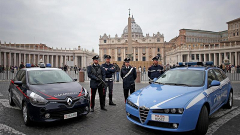 Agentes de policía italianos patrullan junto a la plaza de San Pedro en Roma. EFE Agentes de policía italianos patrullan junto a la plaza de San Pedro en Roma. EFE