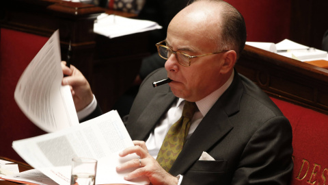 El ministro del Inerior francés, Bernard Cazeneuve, en la  Asamblea Nacional. REUTERS/Charles Platiau
