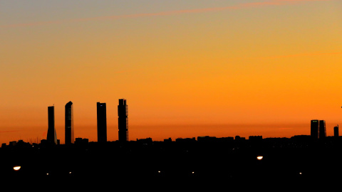 Vista general del parque empresarial Cuatro Torres de Madrid a primera hora de hoy. Aunque la 'boina' persiste por el buen tiempo, los niveles de dióxido de nitrógeno han caído y la ciudad de Madrid encadena hoy una semana sin restricciones