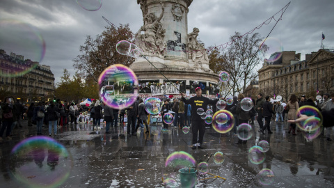 Un hombre hace pompas de jabón en la Plaza de la República en París, Francia. EFE/Ian Langsdon