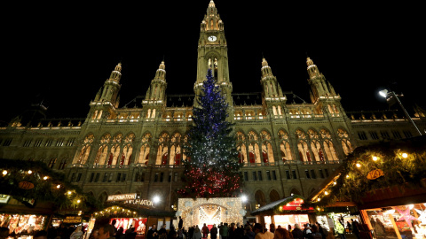 Un árbol de Navidad iluminado con los colores azul, blanco y rojo de la bandera nacional de Francia en homenaje a las víctimas de los ataques del viernes pasado en París, delante del ayuntamiento en Viena, Austria, 19 de noviembre de 2015. 