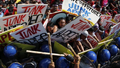 Manifestantes se enfrentan con la policía en una protesta contra la cumbre de APEC hoy, jueves 19 de noviembre de 2015, en Manila (Filipinas)./EFE