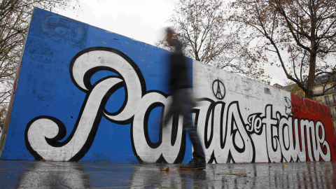 Un hombre pasa junto a un grafitti reciente que dice "París te amo" en la Plaza de la República en París, Francia. REUTERS / Jacky Naegelen