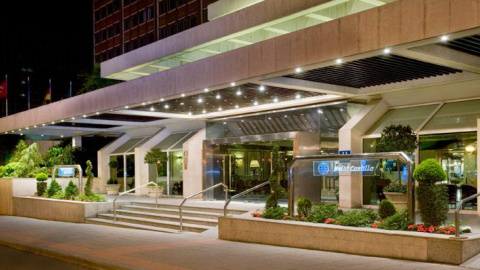 Puerta principal del Hotel Meliá Castilla, en Madrid. Puerta principal del Hotel Meliá Castilla, en Madrid.