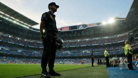 Un agente de la Policía Nacional vigila la grada del Santiago Bernabéu. Un agente de la Policía Nacional vigila la grada del Santiago Bernabéu.