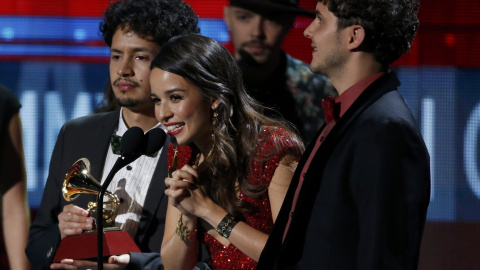 Los colombianos Monsieur Periné se coronaron como mejor nuevo artista y recogieron con orgullo el trofeo en representación "de todos los jóvenes artistas que llevan años luchando y buscando en sus raíces latinoamericanas".- REUTERS.