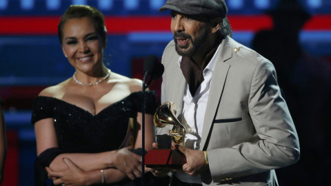 Juan Luis Guerra y su banda 4.40 evitaron el pleno de Natalia Lafourcade al arrebatarle el premio al álbum del año en la 16 edición de los Grammy Latino.- REUTERS.