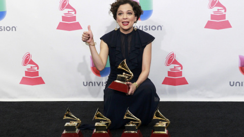 La cantautora mexicana Natalia Lafourcade fue la máxima triunfadora de la XVI entrega anual del Grammy Latino al obtener cinco galardones.- REUTERS
