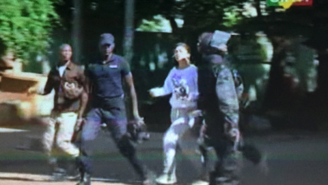 Captura del momento en el que sale una de las rehenes del hotel./Reuters