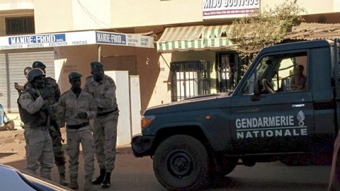 Fuerzas de Seguridad de Mali  cerca del hotel Radisson, en Bamako (Mali). REUTERS