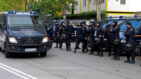 Varios efectivos de la Policía Nacional vigilan los alrededores del Santiago Bernabéu. EFE/Víctor Lerena