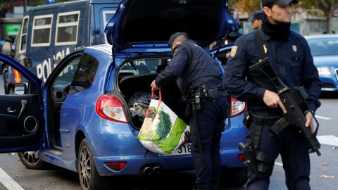 Agentes de la Policía Nacional registran un vehículo en los alrededores del estadio Bernabéu. EFE/Chema Moya.