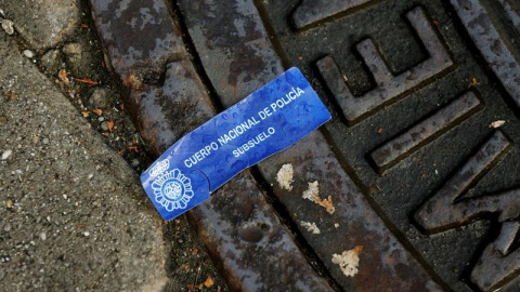 Detalle del sellado de las alcantarillas en los alrededores del Bernabéu. EFE/Chema Moya