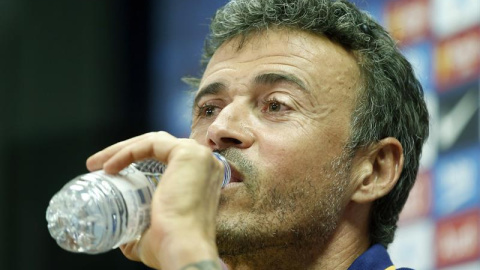 El entrenador del FC Barcelona, Luis Enrique, bebe agua durante la rueda de prensa. /EFE El entrenador del FC Barcelona, Luis Enrique, bebe agua durante la rueda de prensa. /EFE