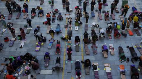 Los peregrinos rezan fuera del Templo de Jokhang, en el centro de Lhasa, región autónoma del Tíbet (China). Cada día miles de tibetanos visitan y oran en el templo de Jokhang, considerado uno de los lugares más sagrados de culto. REUTERS/Da