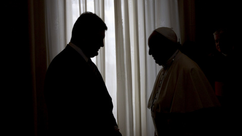 Encuentro entre el Papa Francisco y el presidente ucraniano Petro Poroshenko durante su reunión en el Vaticano. REUTERS/Alessandra Tarantino/Pool