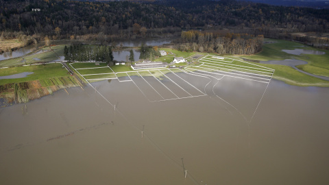 Inundación en Carnation (Washington), tras una tormenta que derribó árboles y provocó deslizamientos de tierra e inundaciones, matando al menos a tres personas. REUTERS/Jason Redmond