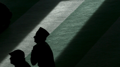 Musulmanes escuchan la oración en la mezquita de Baitul Futuh en Morden, al sur de Londres (Gran Bretaña). REUTERS/Stefan Wermuth