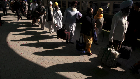 Peregrinos de la India llegan a la estación de tren de la frontera Wagah para asistir a las celebraciones del nacimiento 546ª de Sikh Guru Nanak Dev Ji, fundador de Lahore, Pakistán. REUTERS/Mohsin Raza
