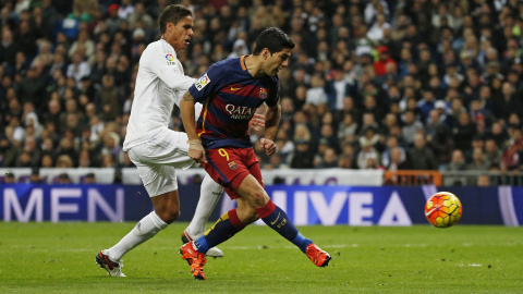 Luis Suárez en el momento del remate con el que hizo el cuarto gol del Barcelona en el Bernabéu. Reuters / Sergio Perez
