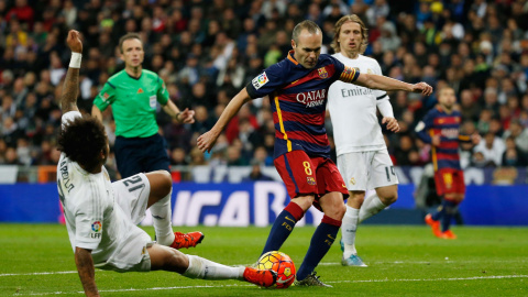 Iniesta en el momento del remate con el que hizo el tercer gol en el Bernabéu. Reuters / Sergio Perez