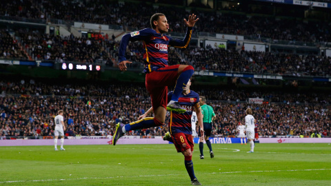 Neymar celebra el segundo gol del Barcelona en el Bernabéu.  Reuters / Juan Medina