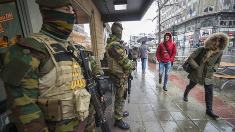 Soldados armados vigilan el centro de Bruselas, donde la alerta terrorista se ha elevado al nivel máximo. / EFE Soldados armados vigilan el centro de Bruselas, donde la alerta terrorista se ha elevado al nivel máximo. / EFE