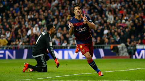 Luis Suárez celebra su segundo gol en el Bernabéu, el cuarto del Barcelona.  Reuters / Sergio Perez