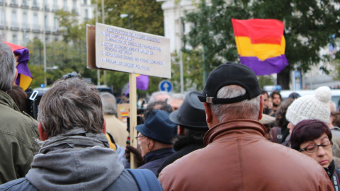 Una pancarta expone las peticiones de las víctimas franquistas al próximo gobierno. / D. Narváez