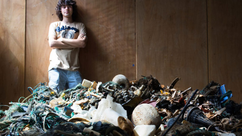 Boyan Slat junto a una pila de residuos plásticos recogidos por voluntarios en Hawai. / THE OCEAN CLEANUP Boyan Slat junto a una pila de residuos plásticos recogidos por voluntarios en Hawai. / THE OCEAN CLEANUP