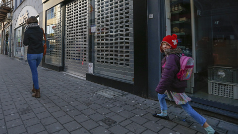 Una alumna camina por la calle tras descubrir que la escuela está cerrada en Bruselas.- EFE