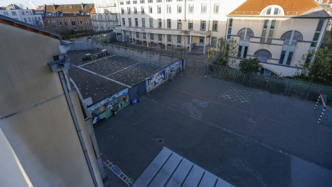 Vista del patio de un colegio vació en Bruselas.- EFE