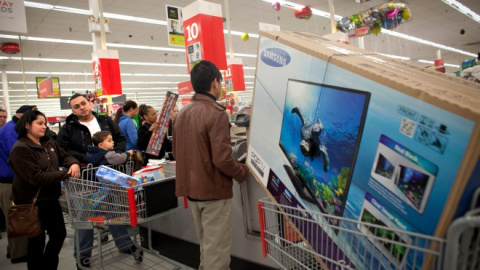 Esta semana se esperan grandes colas en los comercios.- EFE