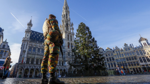 Un soldado belga patrulla en la Grand-Place de Bruselas durante el nivel elevado de seguridad tras los recientes ataques de Parí. REUTERS/Yves Herman Un soldado belga patrulla en la Grand-Place de Bruselas durante el nivel elevado de seguridad tras los recientes ataques de Parí. REUTERS/Yves Herman