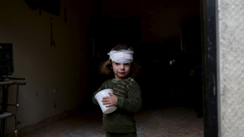 Una niña herida durante un bombardeo en Douma, Siria.  REUTERS/Bassam Khabieh