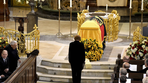 La canciller alemana Angela Merkel durante el funeral Helmut Schmidt en Hamburgo. REUTERS/Tobias Schwarz