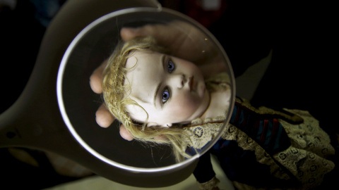 Un trabajador examina una muñeca francesa de una casa de apuestas en Stockton-on-Tees, Inglaterra. REUTERS/Phil Noble