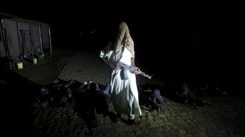 Un vigilante armado con un fusil en el centro de Bujumbura, Burundi. REUTERS/Goran Tomasevic