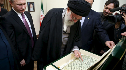 El ayatolá Jamenei, recibe un regalo del presidente de Rusia, Vladimir Putin, en Teherán. REUTERS