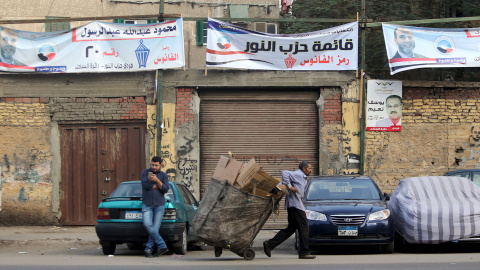 Pancartas electorales del partido político Al Nur, durante la segunda jornada de las elecciones parlamentarias egipcias en El Cairo. REUTERS/Mohamed Abd El Ghany