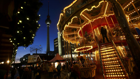Primer día del mercado navideño en Alexanderplatz, Berlín. REUTERS/Hannibal Hanschke