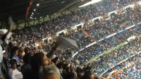 Un momento de la pitada y pañolada a Florentino Pérez tras caer ante el Barça.