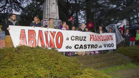Manifestación a favor del derribo de la cruz de O Castro, en Vigo. Manifestación a favor del derribo de la cruz de O Castro, en Vigo.