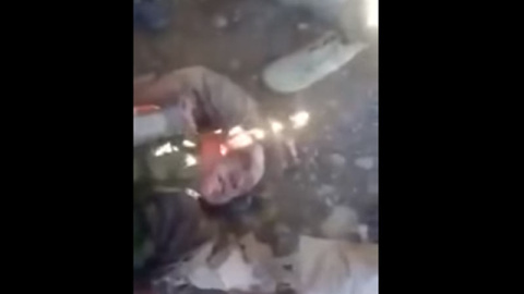 El cuerpo de piloto ruso tras caer en un zona dominada por rebeldes sirios. / (Captura de Youtube) El cuerpo de piloto ruso tras caer en un zona dominada por rebeldes sirios. / (Captura de Youtube)