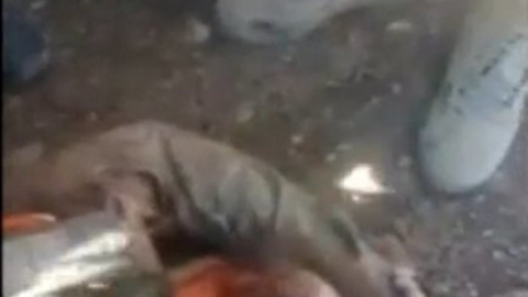 El cuerpo sin vida de un piloto ruso de un avión de guerra derribado por Turquía , rodeado de miembros del grupo rebelde sirio. REUTERS El cuerpo sin vida de un piloto ruso de un avión de guerra derribado por Turquía , rodeado de miembros del grupo rebelde sirio. REUTERS