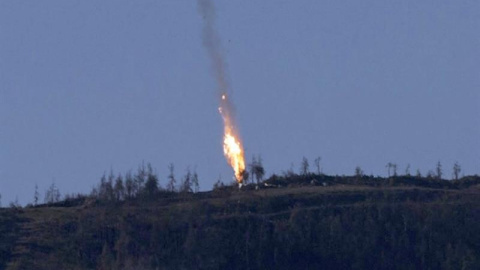 Captura de video facilitada por el canal de televisión HaberTurk que muestra un avión que deja una estela de fuego a medida que cae tras ser derribado cerca de la frontera entre Siria y Turquía. EFE Captura de video facilitada por el canal de televisión HaberTurk que muestra un avión que deja una estela de fuego a medida que cae tras ser derribado cerca de la frontera entre Siria y Turquía. EFE