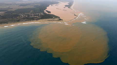 Vista aérea del Rio Doce, que fue inundado de barro por la explosión de una presa. Espirito Santo (Brasil). REUTERS/Ricardo Moraes