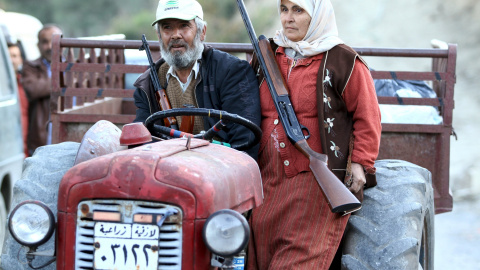 Una pareja de sirios han sido vistos armados cerca del norte del país, en el pueblo de Yamadi, cerca de la frontera con Turquía. REUTERS/Stringer